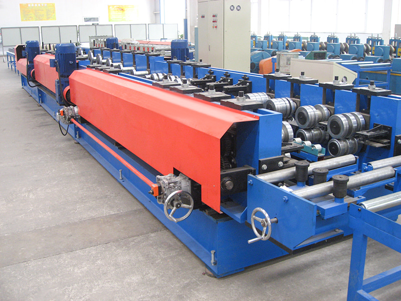 Máquina formadora de rolos para bandejas de cabos
